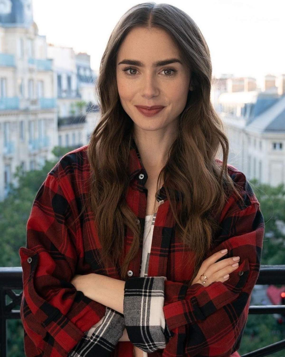 Suferința ascunsă a actriței Lily Collins, protagonista serialului „Emily in Paris”. Tatăl ei a făcut-o să sufere, în copilărie „Nu m-am putut descurca cu durerea”