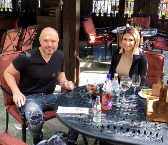 Mihai Mitoseru si Noemi stau la masa la restaurant