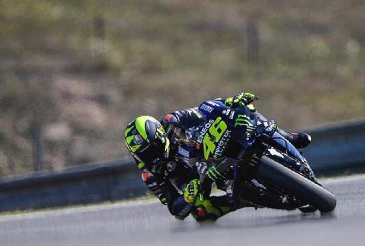 Valentino Rossi este in competite pe motocicleta