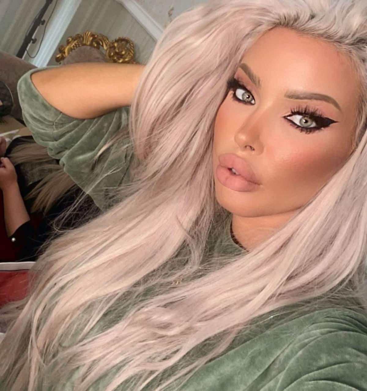 Loredana Chivu în bluză verde.