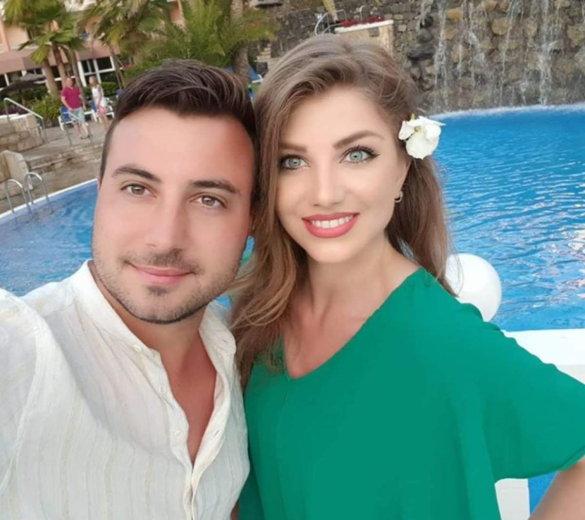Valentin Sanfira și Codruța Filip s-au fotografiat la piscină, zâmbitori și îmbrățișați