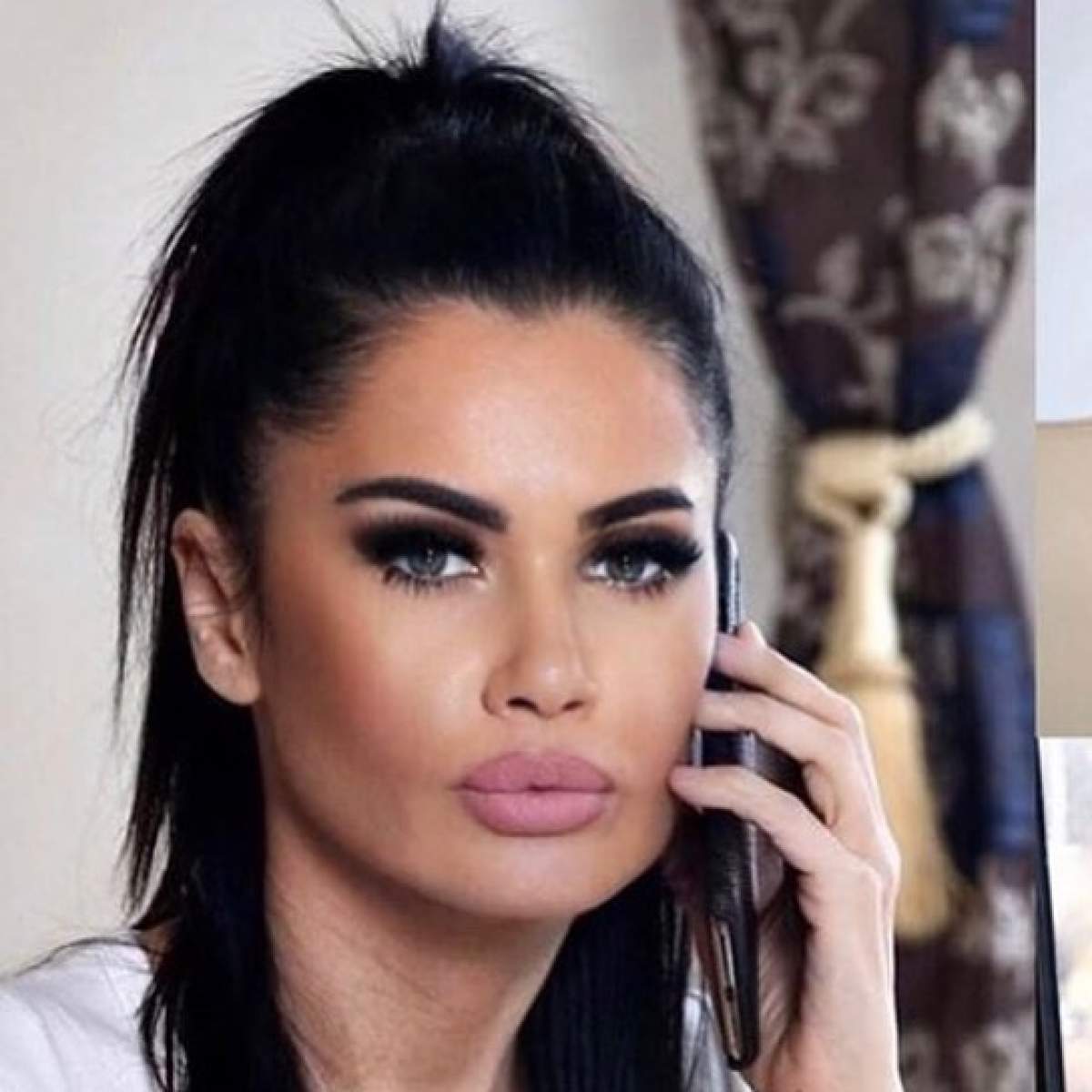 Oana Zăvoranu machiată și cu telefonul la ureche.