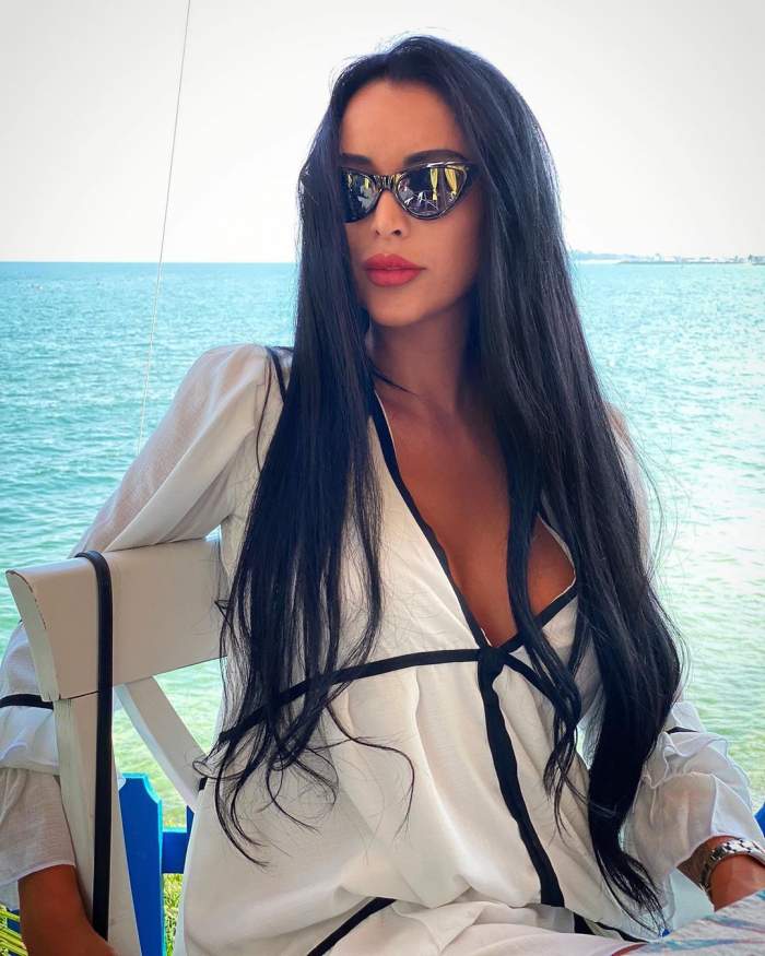 Daniela Crudu s-a fotografiat pe barcă, îmbrăcată în alb