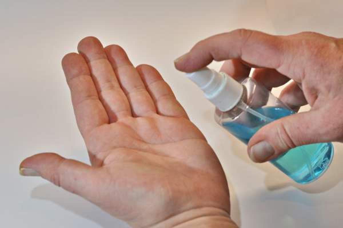 O persoană își dezinfectează mâinile în timpul pandemiei