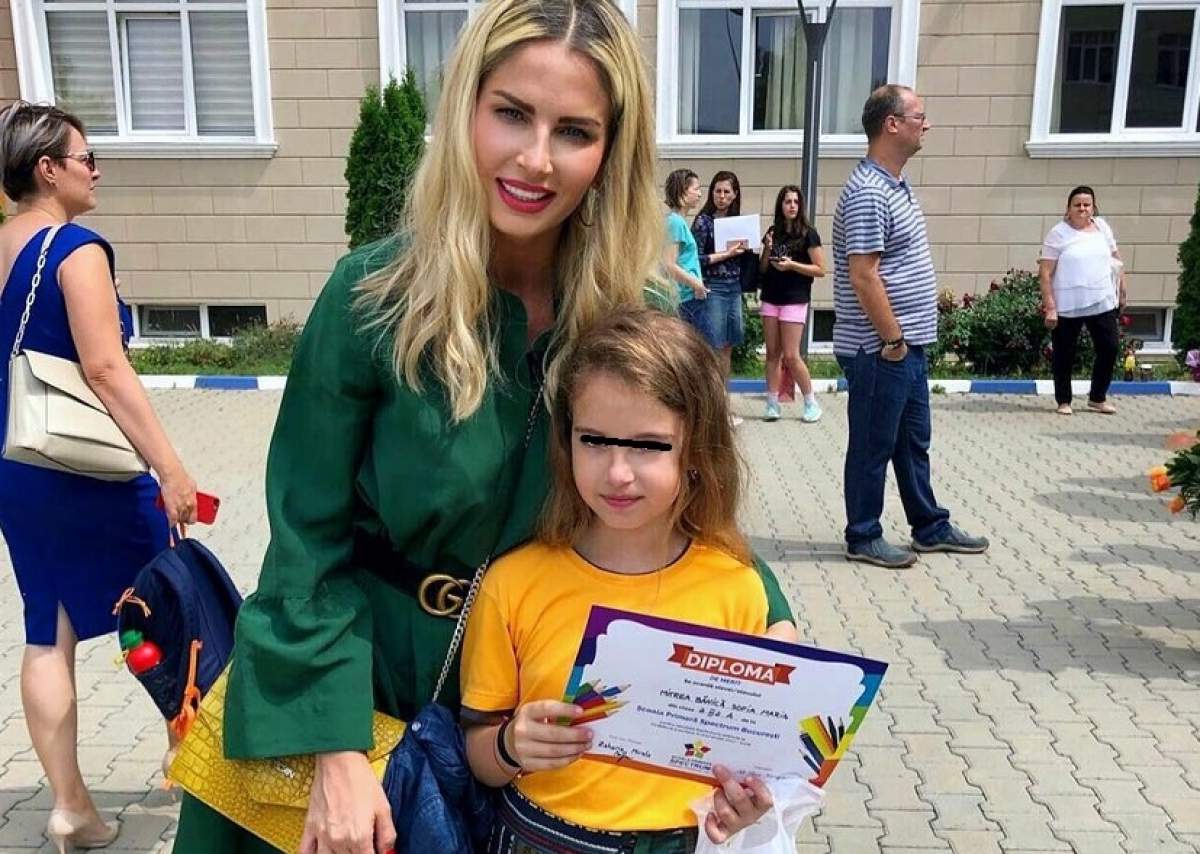 Andreea Bănică și fiica sa, fotografiate la școală