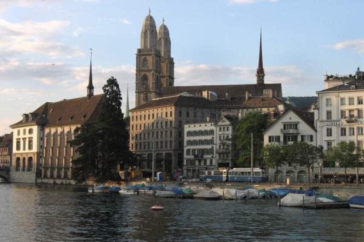 Clădirile de pe malul apei din Elveția