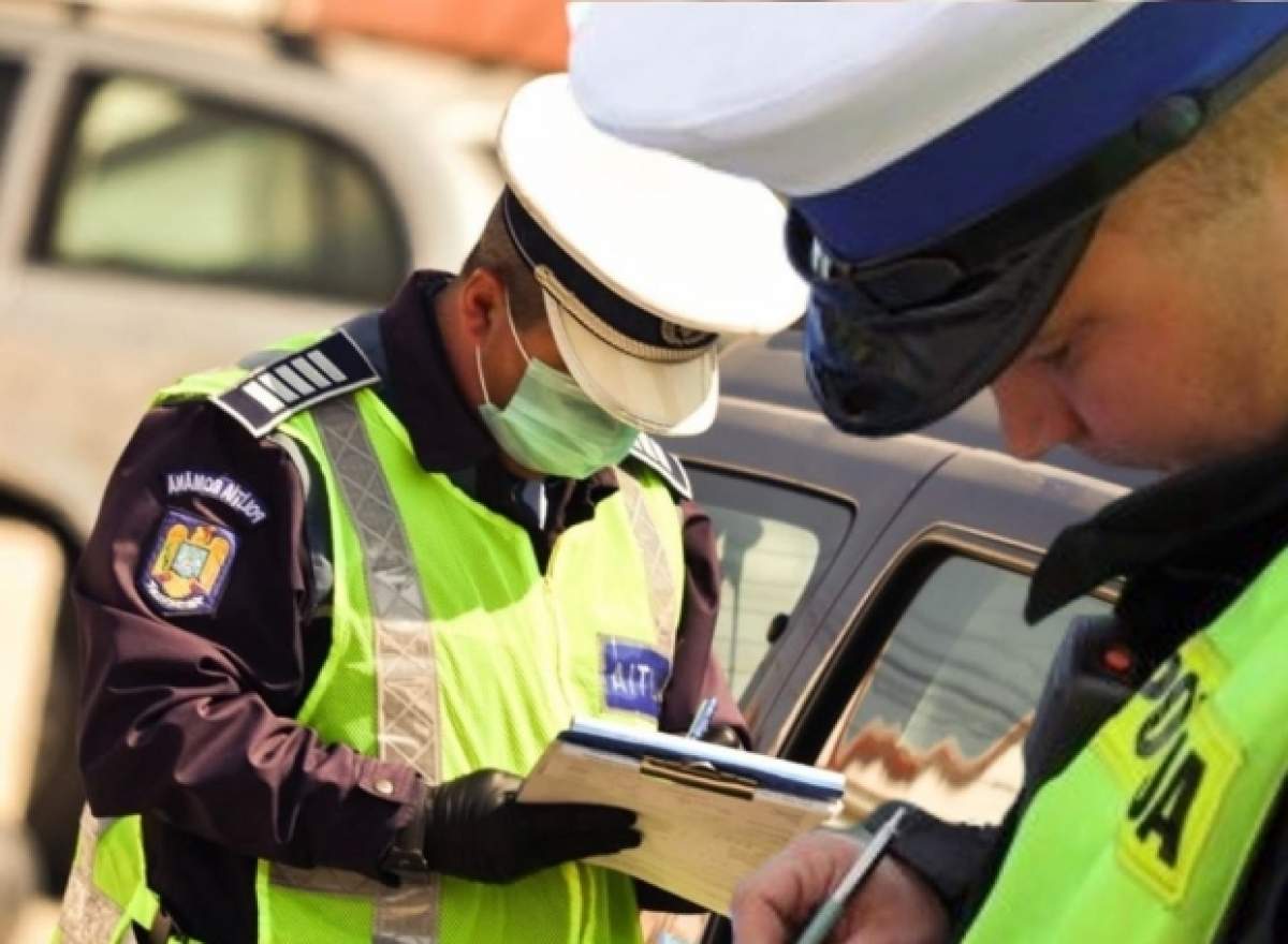 polițiștii dând amenzi în trafic