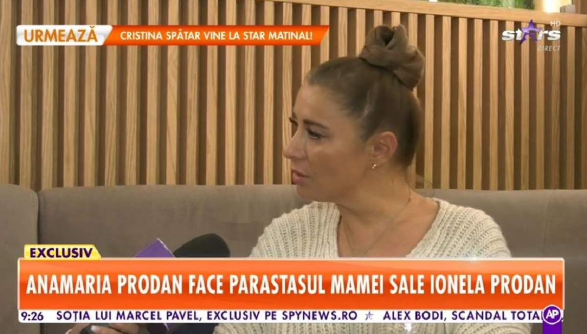 Anamaria Prodan dă un interviu. Vedeta poartă o bluză albă și are părul prins în coc.
