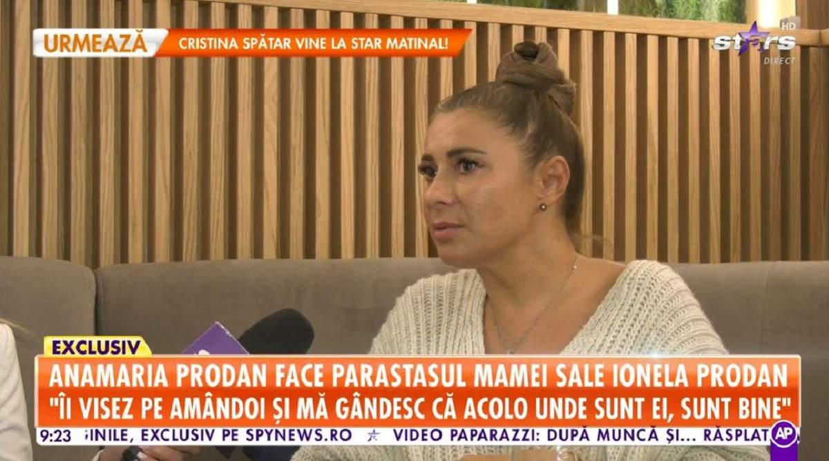 Anamaria Prodan dă un interviu. Vedeta poartă o bluză albă și are părul prins în coc.