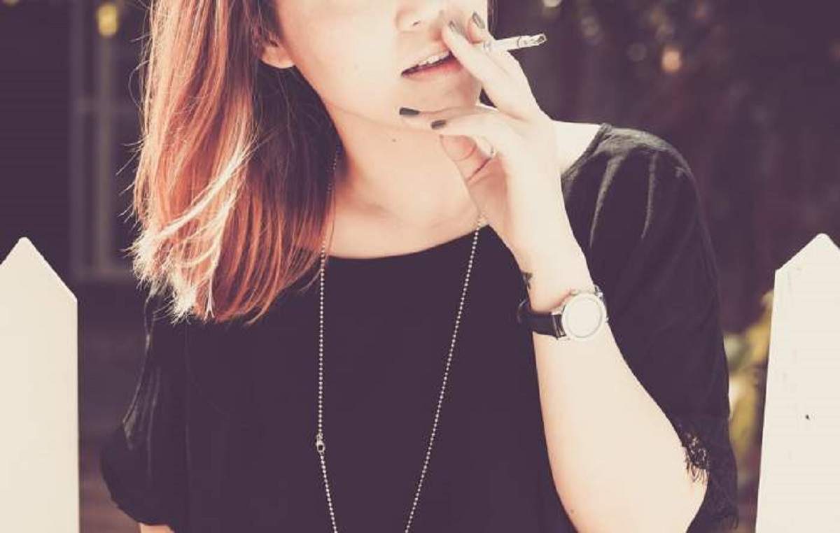Imagine ilustrativa cu o femeie care fumeaza