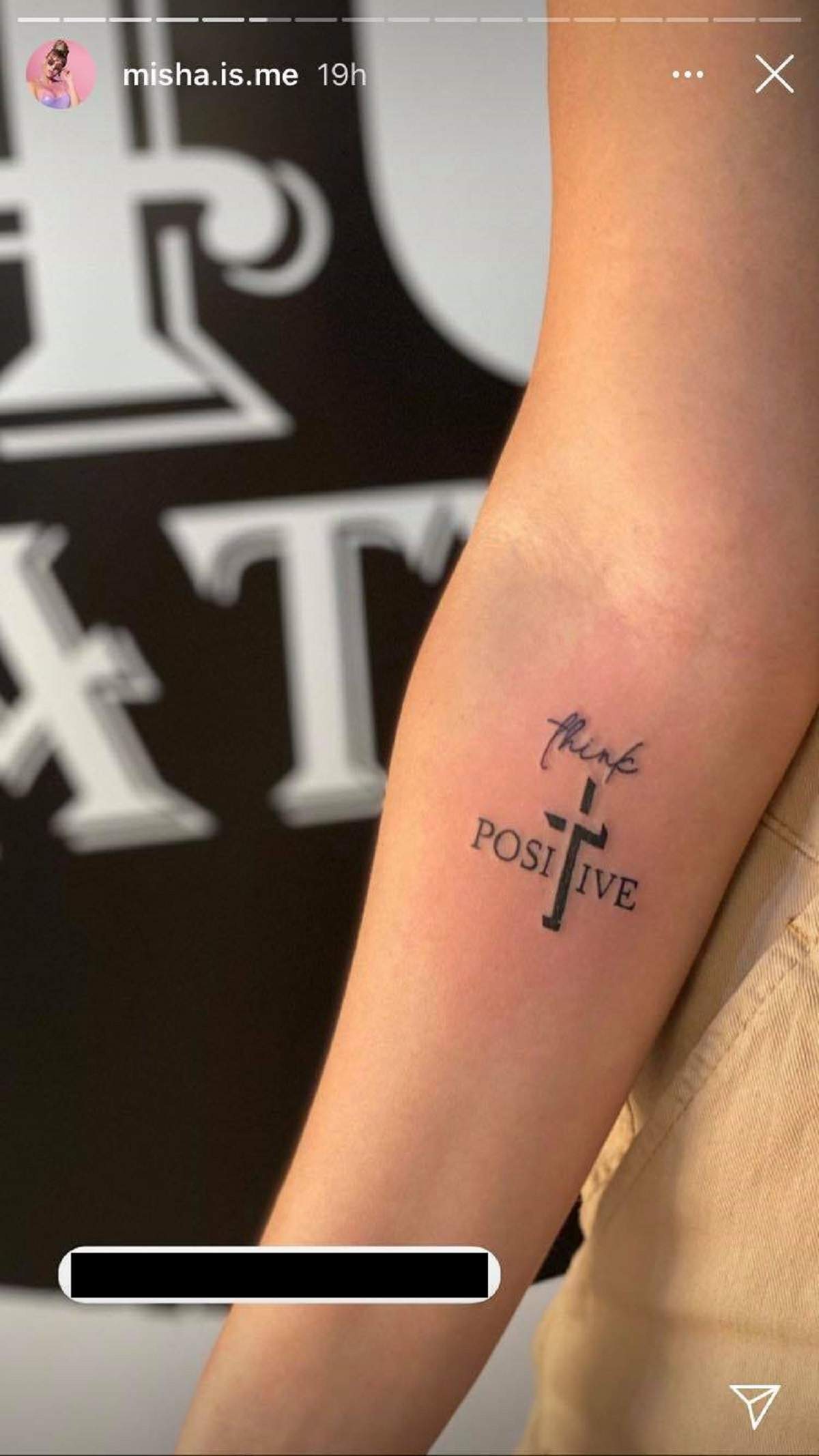 Misha și-a făcut un tatuaj pe mână. Desenul exprimă citatul: Think Positive.