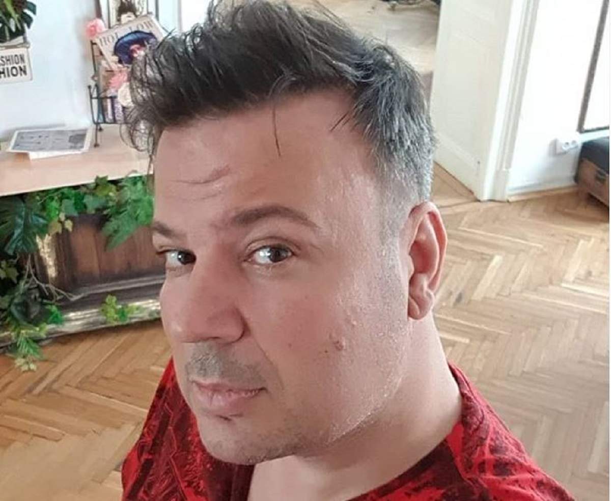 Dan Helciug poartă un tricou roșu. Artistul își face un selfie.