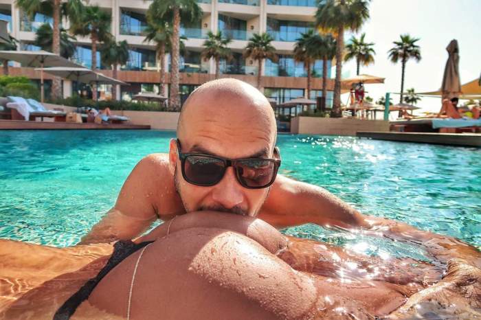 Deliric o mușcă pe Inna de fund.