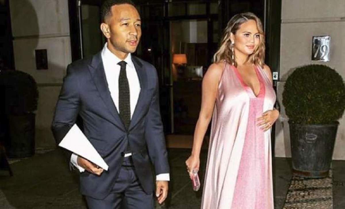 Chrissy Teigen si Johhn Legend sunt la un eveniment formal