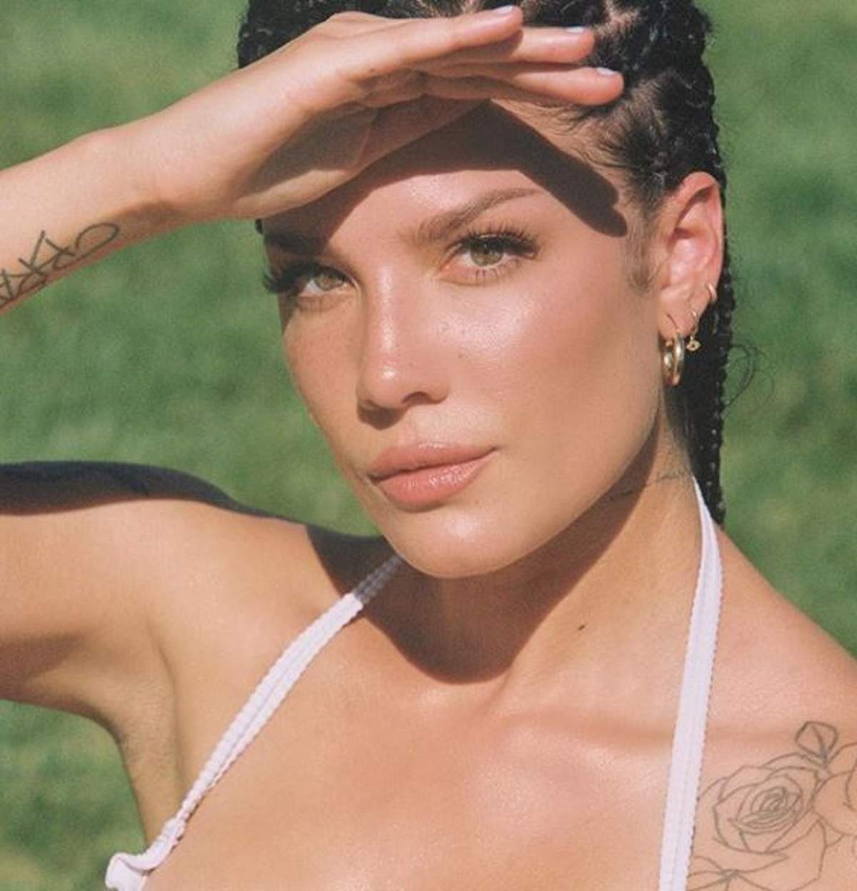 Halsey este in costum de baie, nemachiata si are parul prins