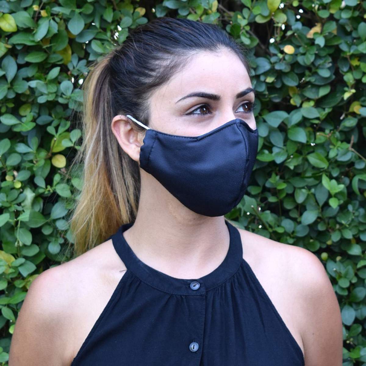 O fată care poartă mască de protecție!