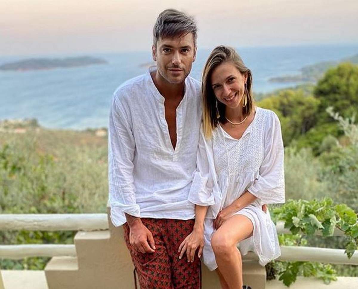 Adela Popescu și Radu Vâlcan se află la mare. Ea poartă o rochie albă, iar el o cămașă albă și pantaloni lejeri.