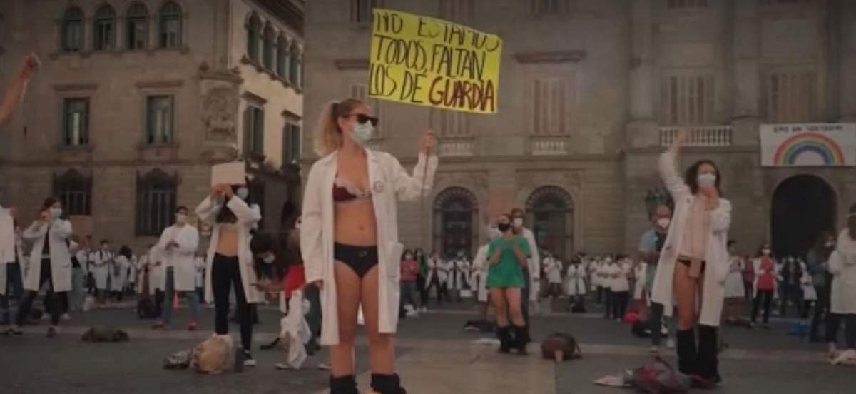 Medicii din Spania au ieșit la protest în stradă dezbrăcați! „Am fost scoși din sălile de chirurgie pentru a îngriji pacienți cu COVID”