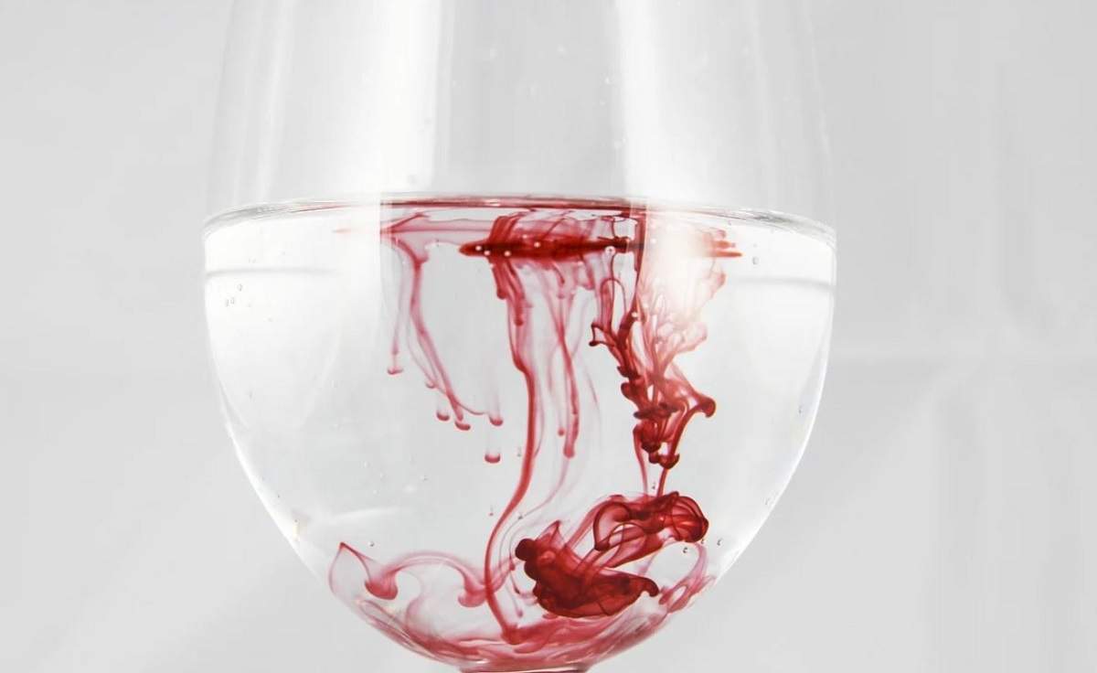 Un pahar cu apă și sânge