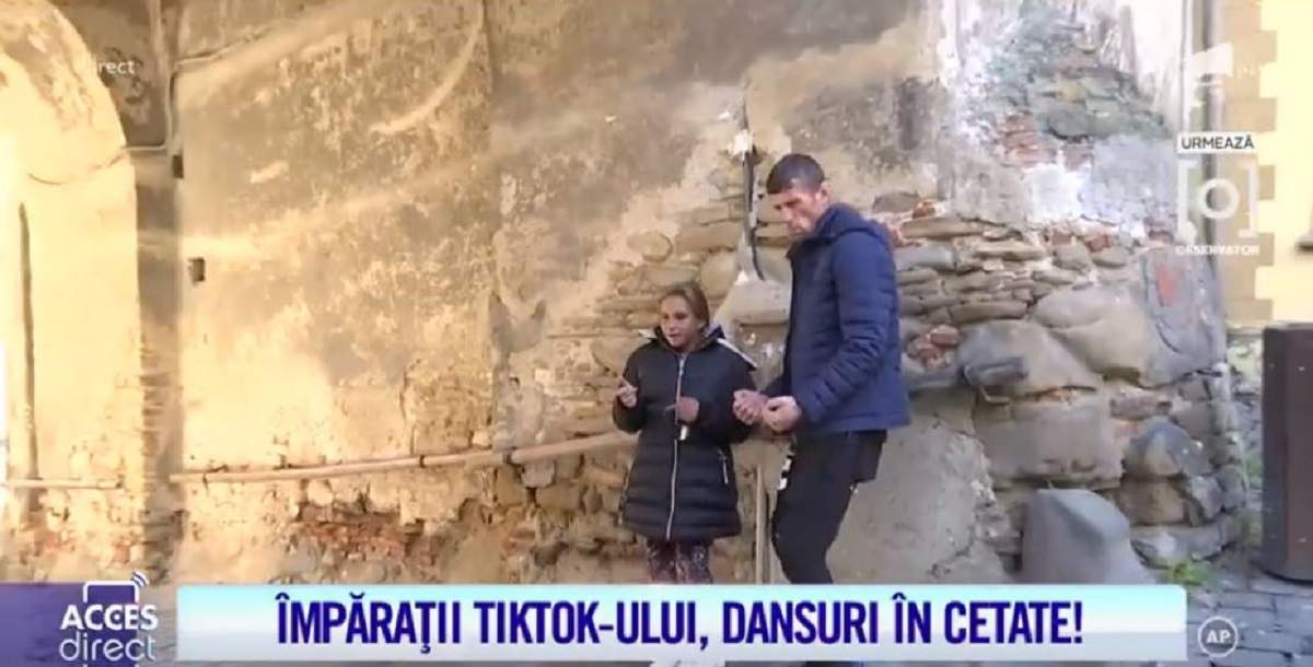 Alexandra Bodi si Ionut danseaza pe strada in Sighisoara