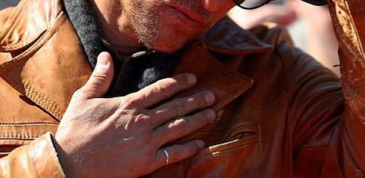 Matthew McConaughey își ține mâna la piept. Actorul poartă o geacă de piele maro și o pălărie.