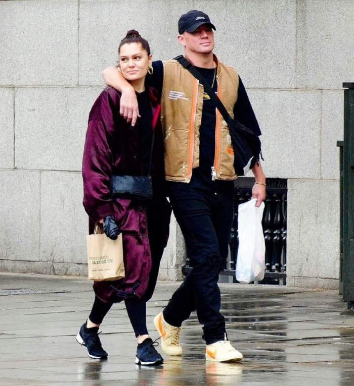 Jessie J si Channing Tatum sunt pe strada, imbracati gros, el ii tine bratul dupa gat