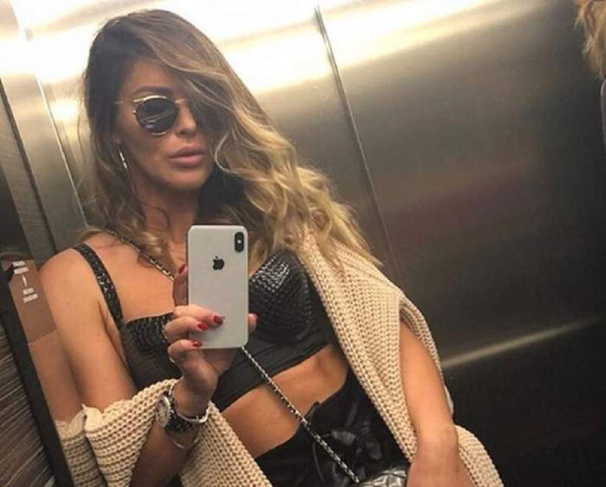 Denisa Nechifor si-a facu poza in oglinda din lift