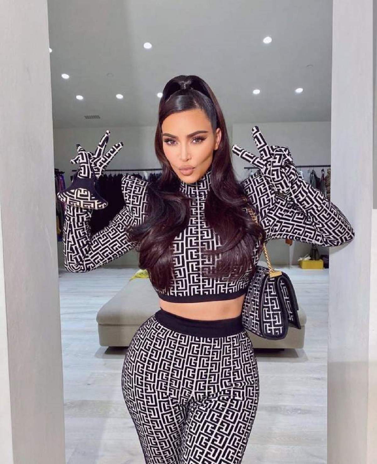 Kim Kardashian are parul prins si un costum negru cu paiete