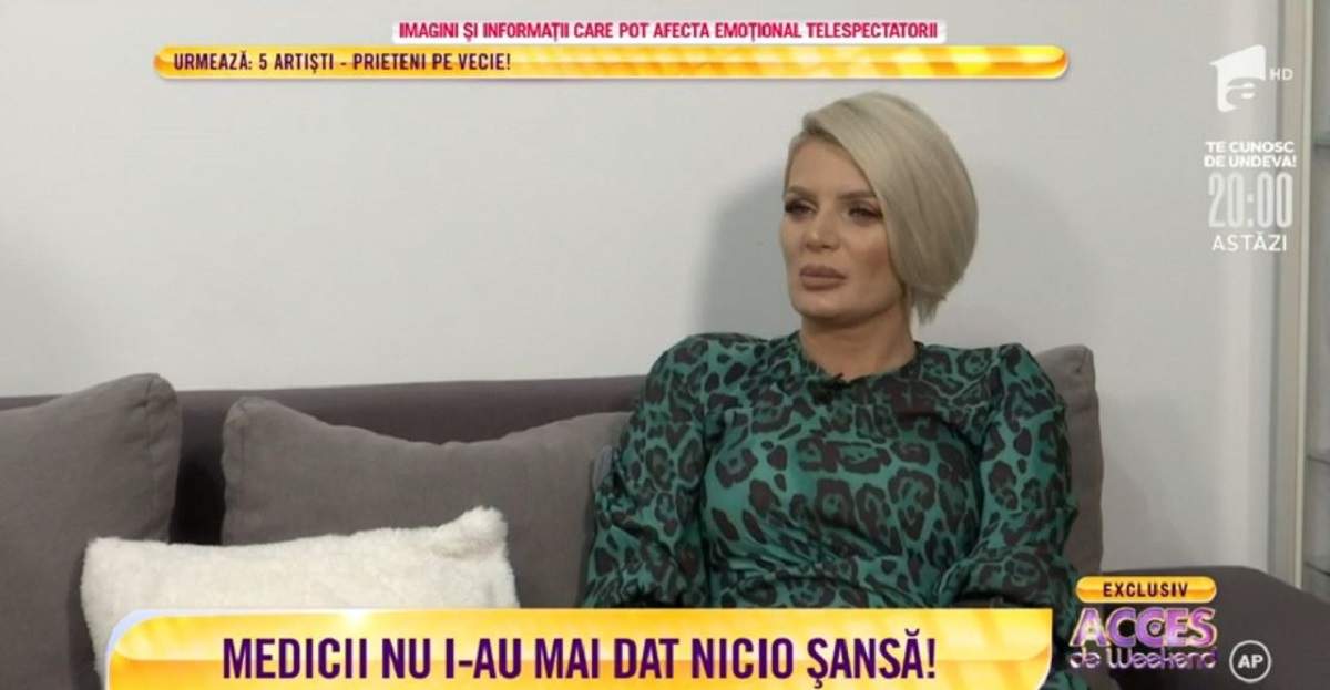 Anamaria German stă pe canapea. Artista poartă o bluză cu animal print.