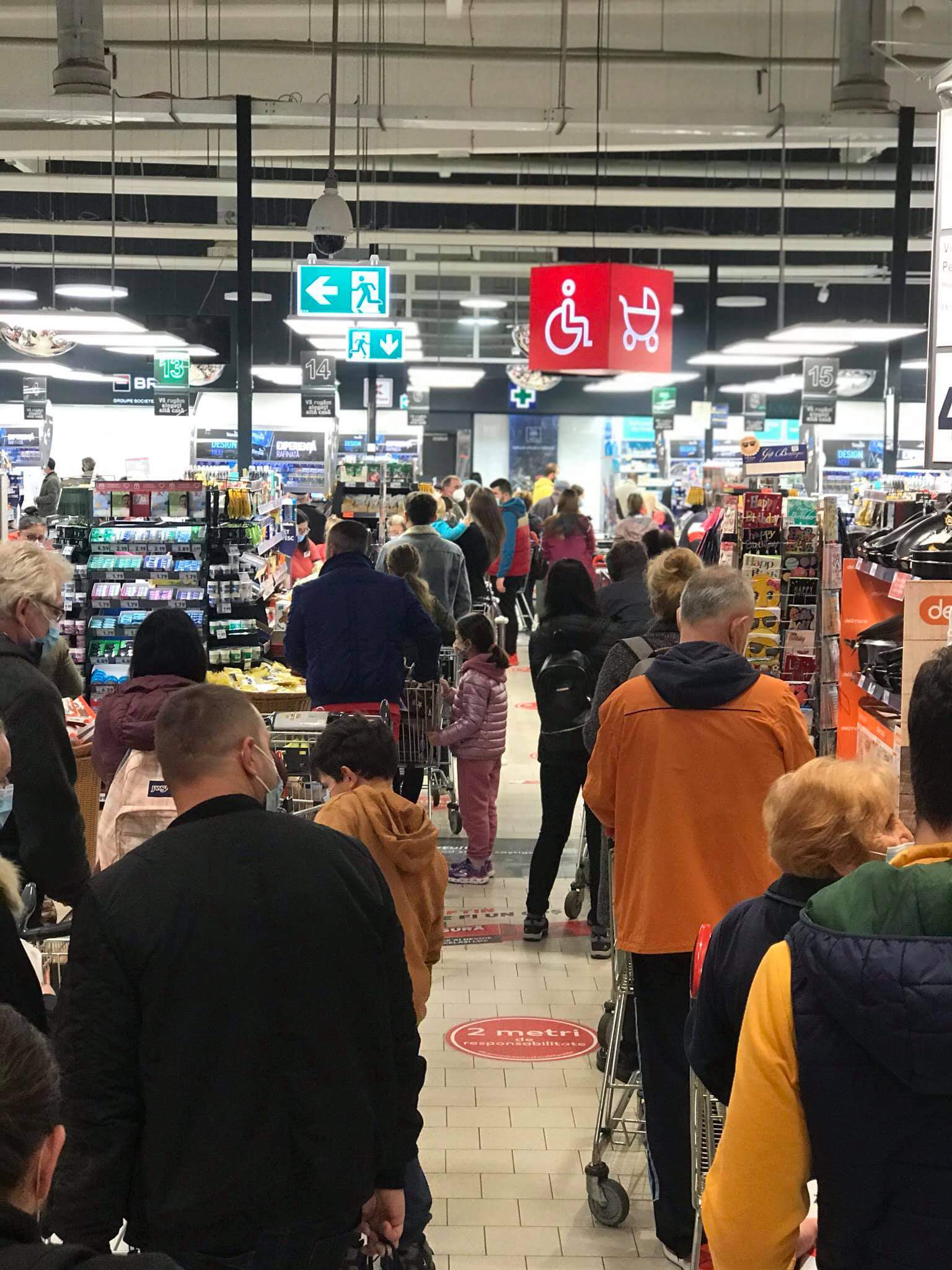 Imagine scandaloasă surprinsă la un hypermarket din Cluj. Zeci de oameni au „uitat” de pandemie / FOTO