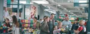 Imagine scandaloasă surprinsă la un hypermarket din Cluj. Zeci de oameni au „uitat” de pandemie / FOTO