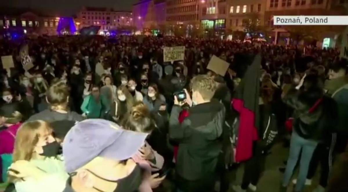 Proteste masive în Polonia! Motivul scandalos pentru care mii de persoane au ieșit în stradă la Varșovia / VIDEO