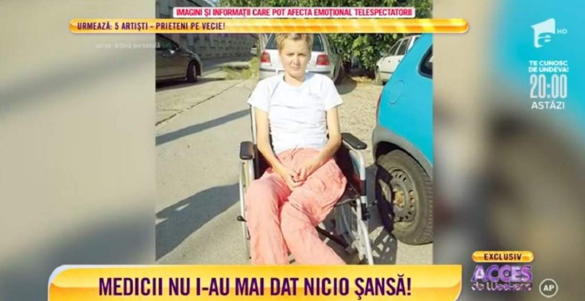 Anamaria German se află într-o parcare. Artista stă în scaun cu rotile.