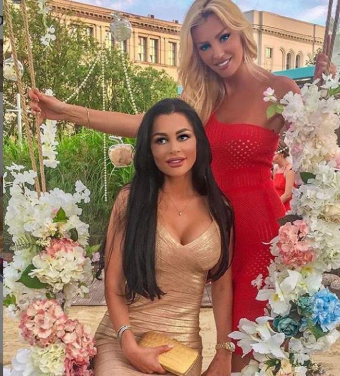 Brigitte si Cristina sunt imbracate elegant si stau pe un leagan ornat cu flori
