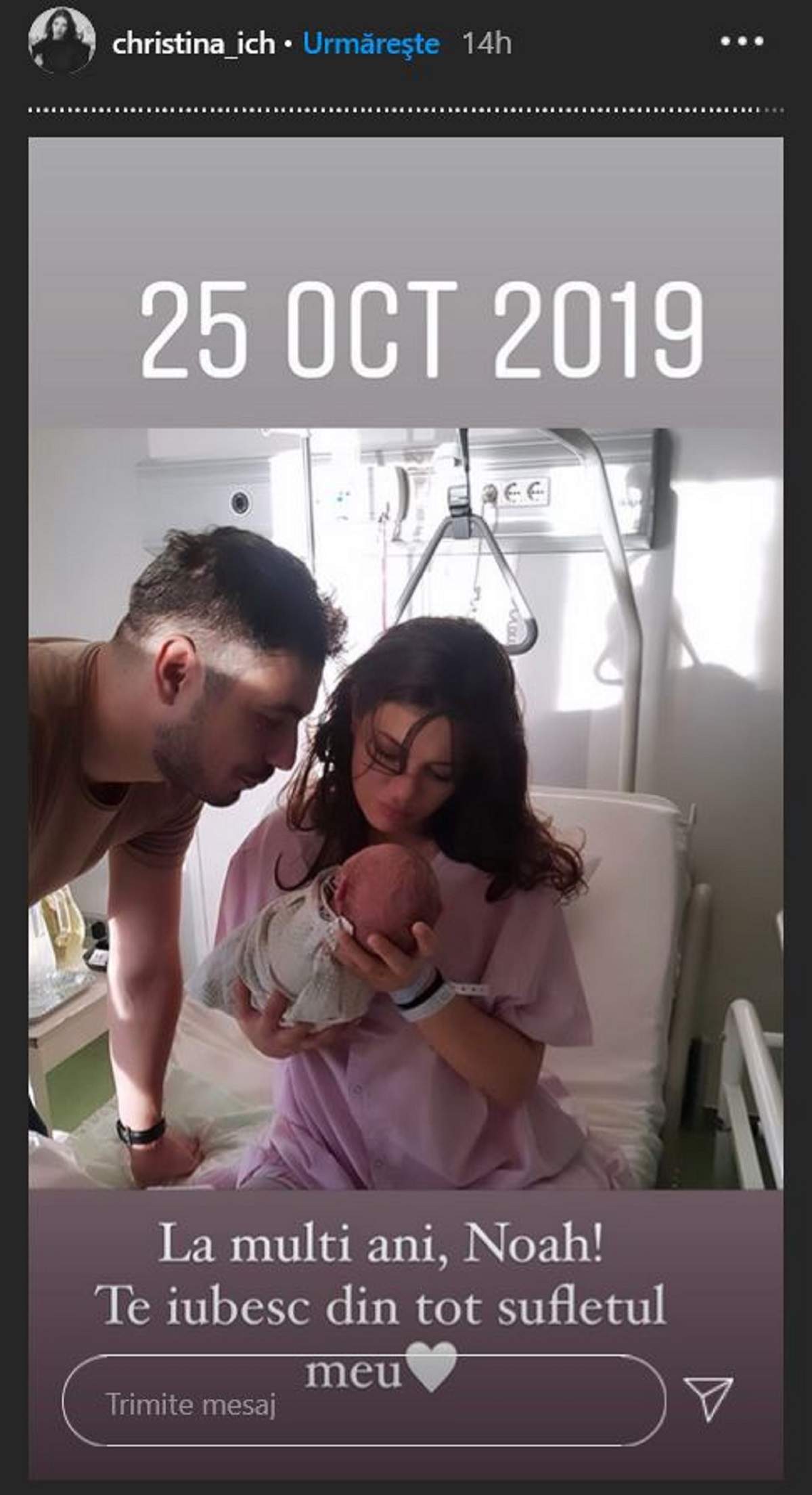 Cristina Ich și Alex Pițurcă se uită la fiul lor Noah. Cei trei sunt în spital.
