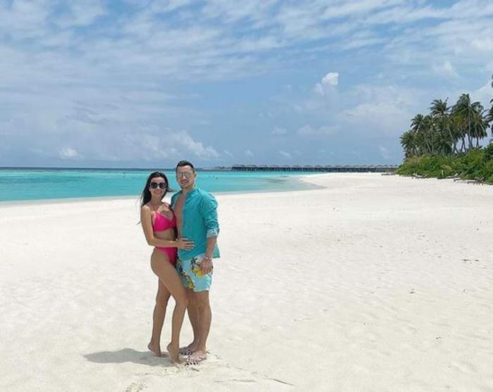 Flick și Denisa Hodișan se află pe plaja din Maldive. Cei doi sunt în luna de miere, după ce s-au căsătorit.