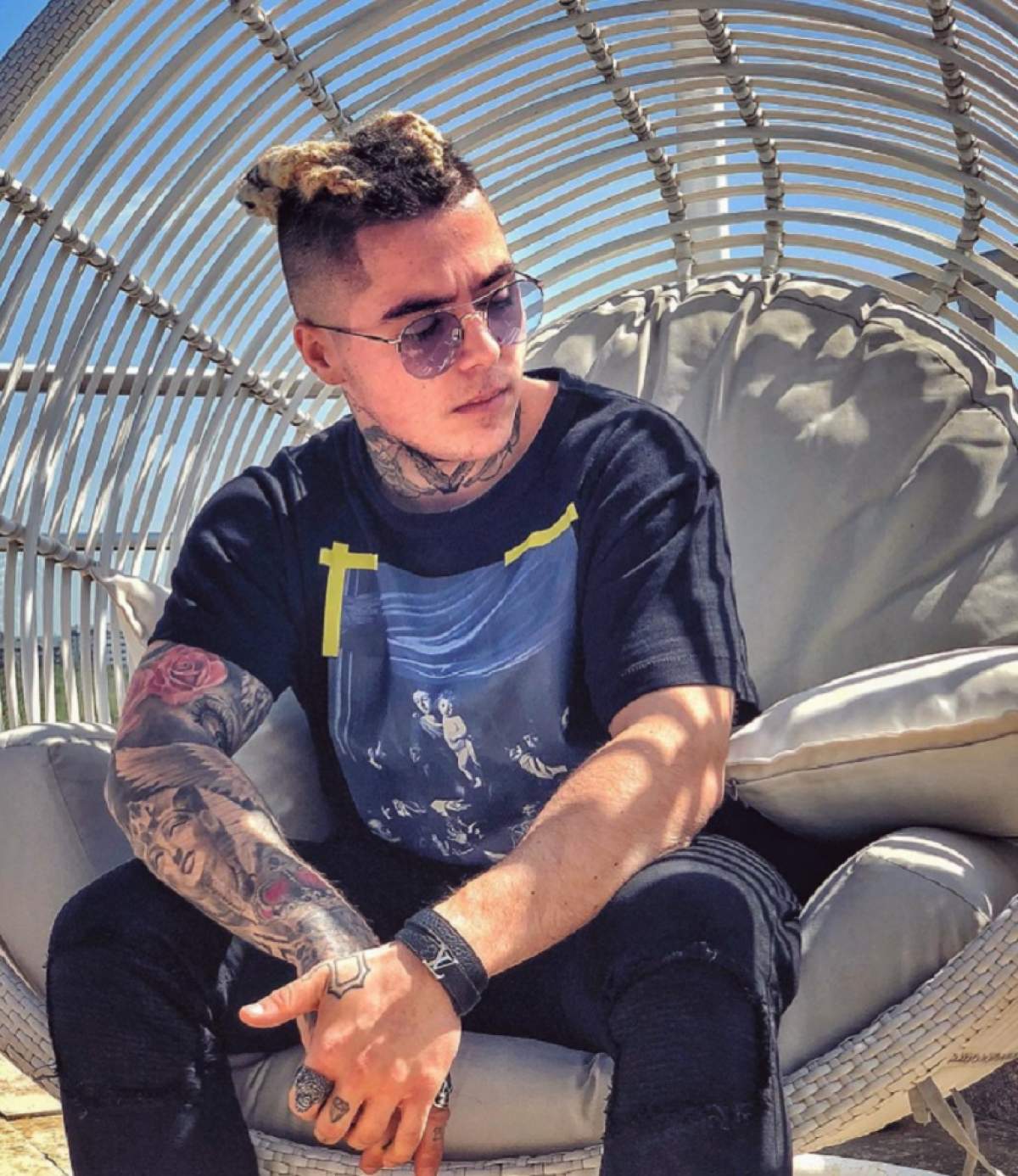 Lino Golden s-a fotografiat îmbrăcat în negru și cu ochelari de soare