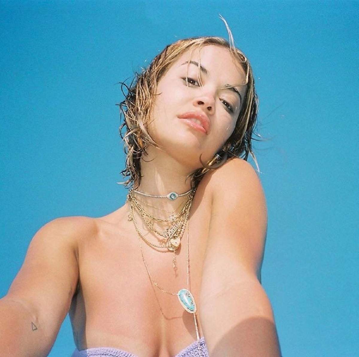 Rita Ora a făcut furori pe Internet! Cântăreața s-a fotografiat în cel mai sexy costum de baie / FOTO