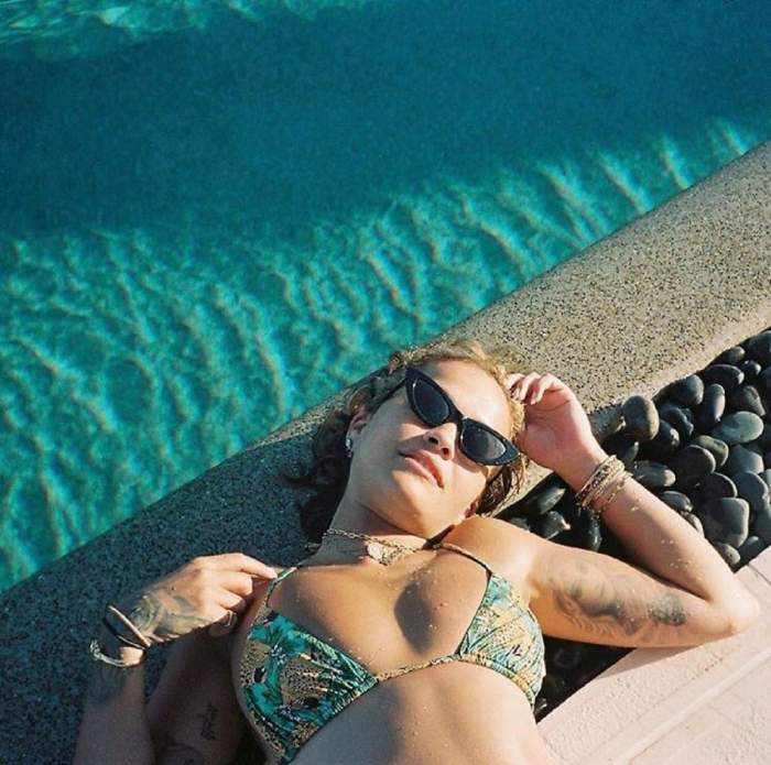 Rita Ora a făcut furori pe Internet! Cântăreața s-a fotografiat în cel mai sexy costum de baie / FOTO