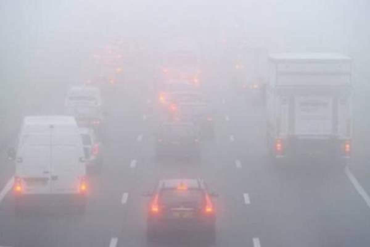 Mașini aflate în trafic, pe o ceață densă