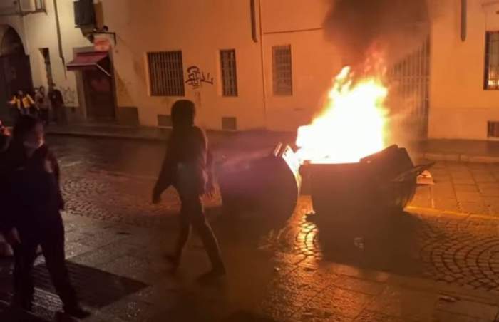Proteste violente în Italia, după impunerea de noi restricții împotriva COVID-19! Torino, Milano și Napoli au devenit scenele unor lupte între protestatari și polițiști/ FOTO