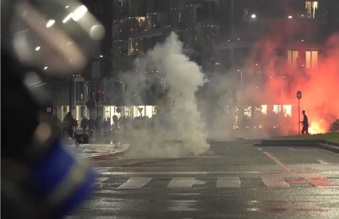 Proteste violente în Italia, după impunerea de noi restricții împotriva COVID-19! Torino, Milano și Napoli au devenit scenele unor lupte între protestatari și polițiști/ FOTO