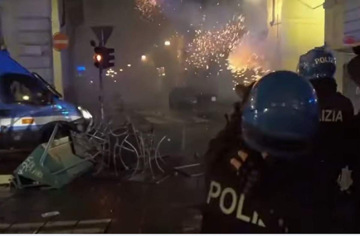 Proteste violente în Italia, după impunerea de noi restricții împotriva COVID-19! Torino, Milano și Napoli au devenit scenele unor lupte între protestatari și polițiști/ FOTO