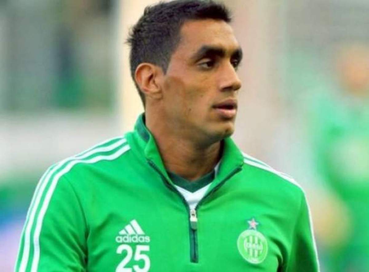 Bănel Nicoliță, fotografiat pe terenul de fotbal, îmbrăcat în verde