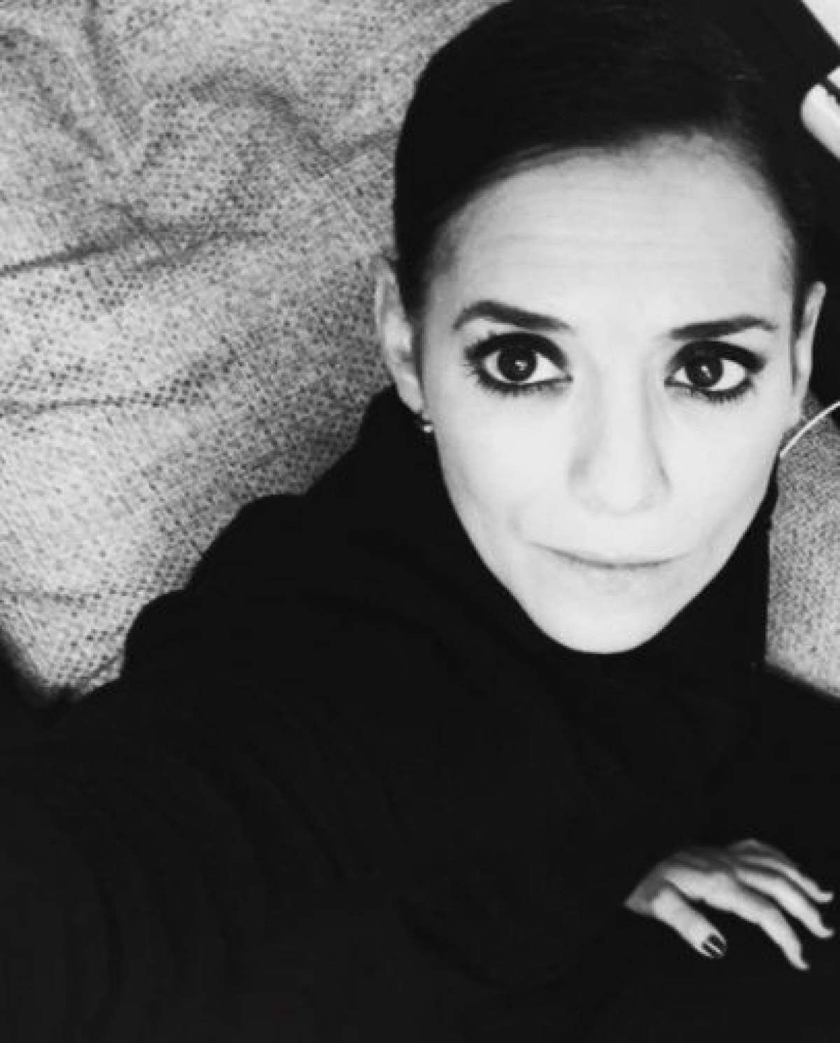 Analia Selis și-a făcut un selfie alb-negru