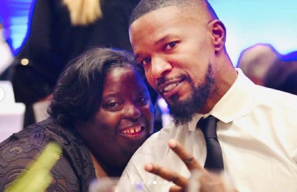 Jamie Foxx si sora lui stau imbratisati