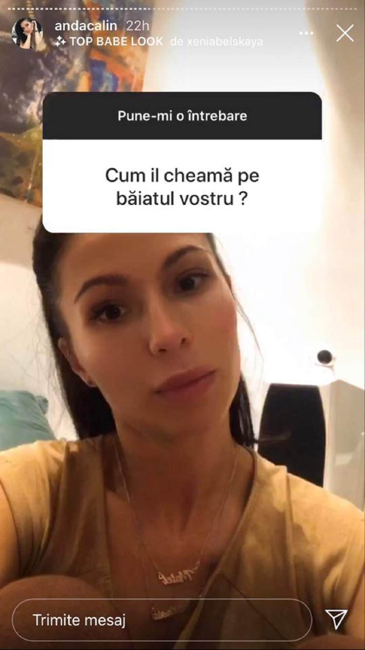 Anda Călin le răspunde fanilor pe Instagram. Vedeta poartă un tricou crem.