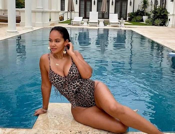 Evelyn Lozada se află la piscină. Vedeta poartă un costum de baie cu animal print.