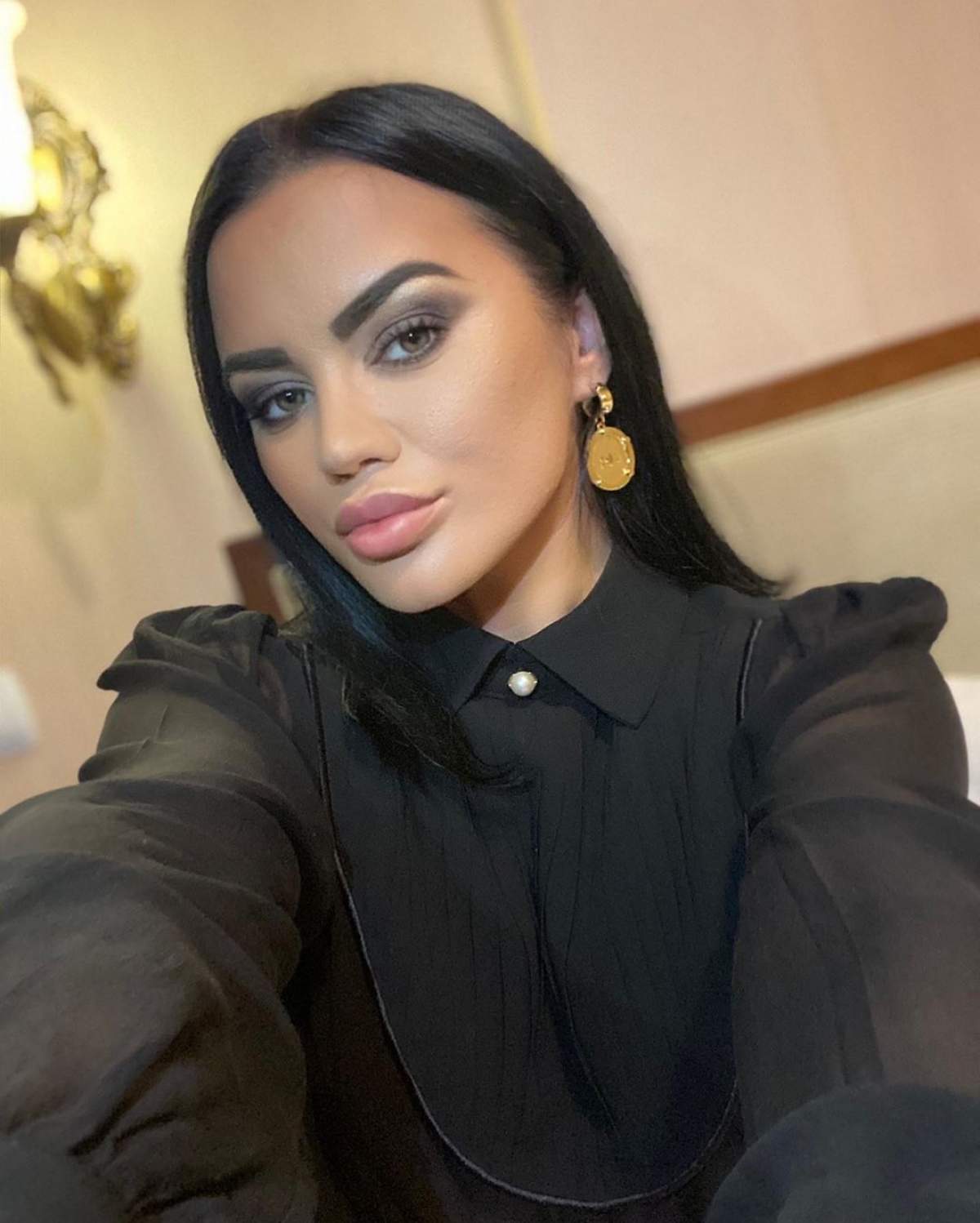 Carmen de la Sălciua și-a făcut un selfie, fiind îmbrăcată toată în negru