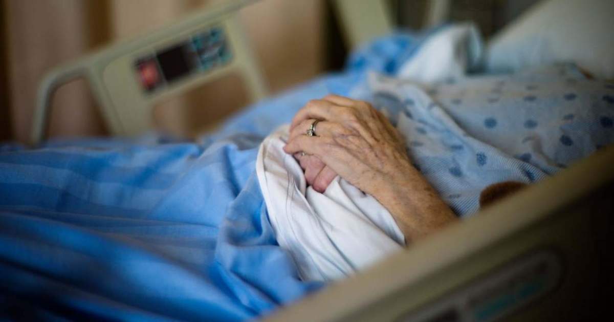 O femeie aflată pe patul de spital